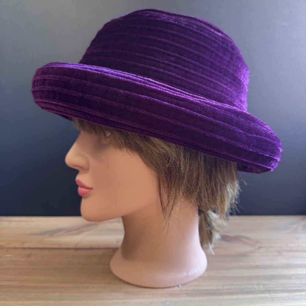 Vintage 90s Funky style Rolled brim purple velvet cloche hat 90s Alt fashion